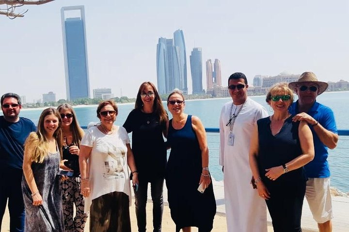 Experience Dubai through the eyes of locals embracing rich traditions and modern marvels connecting with cultures that make every moment unforgettable. Discover the essence of an extraordinary journey.